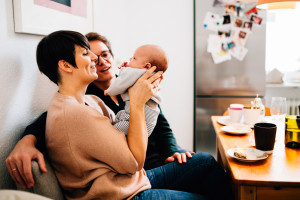 Neugeborenenshoot Baby Homestory Newbornshooting Kassel Goettingen Inka Englisch Photography zuhause storytelling lifestyle Babyhomestory in Frankfurt