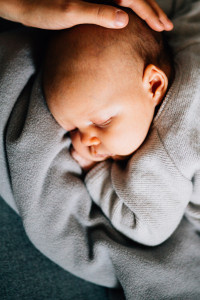 Neugeborenenshoot Baby Homestory Newbornshooting Kassel Goettingen Inka Englisch Photography zuhause storytelling lifestyle Babyhomestory in Frankfurt