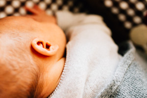 Neugeborenenshoot Baby Homestory Newbornshooting Kassel Goettingen Inka Englisch Photography zuhause storytelling lifestyle Babyhomestory in Frankfurt