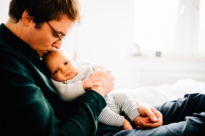 Neugeborenenshoot Baby Homestory Newbornshooting Kassel Goettingen Inka Englisch Photography zuhause storytelling lifestyle Babyhomestory in Frankfurt