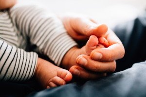 Neugeborenenshoot Baby Homestory Newbornshooting Kassel Goettingen Inka Englisch Photography zuhause storytelling lifestyle Babyhomestory in Frankfurt