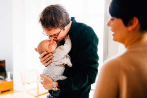 Neugeborenenshoot Baby Homestory Newbornshooting Kassel Goettingen Inka Englisch Photography zuhause storytelling lifestyle Babyhomestory in Frankfurt