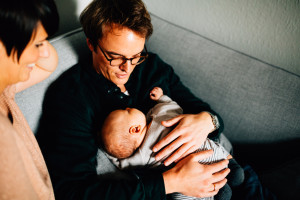 Neugeborenenshoot Baby Homestory Newbornshooting Kassel Goettingen Inka Englisch Photography zuhause storytelling lifestyle Babyhomestory in Frankfurt