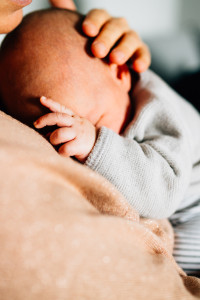 Neugeborenenshoot Baby Homestory Newbornshooting Kassel Goettingen Inka Englisch Photography zuhause storytelling lifestyle Babyhomestory in Frankfurt