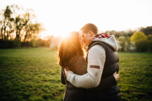 Zu dritt verliebt & verlobt Engagementshoot Sonnenuntergang Coupleshoot Inka Englisch Photography Kassel 2017 Paarshooting Verlobung Hochzeitsfotograf Kassel Wiesbaden Hochzeit Loveshoot Liebe Lifestyle