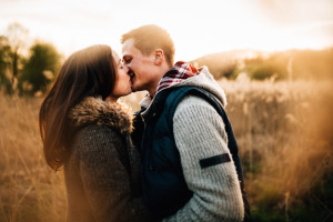 Zu dritt verliebt & verlobt Engagementshoot Sonnenuntergang Coupleshoot Inka Englisch Photography Kassel 2017 Paarshooting Verlobung Hochzeitsfotograf Kassel Wiesbaden Hochzeit Loveshoot Liebe Lifestyle