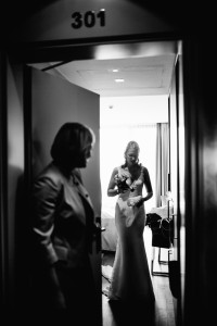 Hochzeitsfotograf Kassel Hochzeitsreportage Inka Englisch Photography Wedding Portrait Dokumentation GanztagsreportageStorytelling Bergpark Wilhelmshoehe Wilhelmshöhe Schloss Schlosshotel Thronsaal Herkules Terrassen Hochzeit im Bergpark Wilhelmshöhe in Kassel Ein Tag voller Geschichten Getting Ready Vorbereitungen Brautkleid