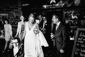 Hochzeitsfotograf Kassel Hochzeitsreportage Inka Englisch Photography Wedding Portrait Dokumentation GanztagsreportageStorytelling Bergpark Wilhelmshoehe Wilhelmshöhe Schloss Schlosshotel Thronsaal Herkules Terrassen Hochzeit im Bergpark Wilhelmshöhe in Kassel Ein Tag voller Geschichten First Look Braut Bräutigam