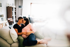 Babybauch Homestory bei Kassel Zuckersüßes Warten auf das Yogi-Baby Babybauchshoot Kassel Inka Englisch Photography Schwangerschaft Foto Fotoshoot Babybauch Pregnancy Homestory zuhause