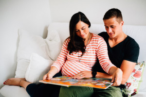 Babybauch Homestory bei Kassel Zuckersüßes Warten auf das Yogi-Baby Babybauchshoot Kassel Inka Englisch Photography Schwangerschaft Foto Fotoshoot Babybauch Pregnancy Homestory zuhause