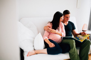Babybauch Homestory bei Kassel Zuckersüßes Warten auf das Yogi-Baby Babybauchshoot Kassel Inka Englisch Photography Schwangerschaft Foto Fotoshoot Babybauch Pregnancy Homestory zuhause