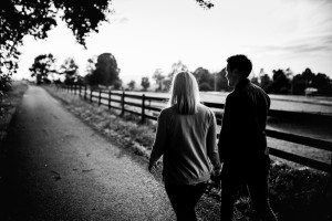 Völlig losgelöst Engagementshoot bei Sonnenuntergang locker entspannt lustig verliebt Coupleshoot Inka Englisch Photography Kassel 2017 Paarshooting Verlobung Hochzeitsfotograf Kassel Wiesbaden Hochzeit Loveshoot Liebe Lifestyle