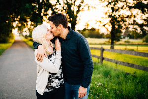Völlig losgelöst Engagementshoot bei Sonnenuntergang locker entspannt lustig verliebt Coupleshoot Inka Englisch Photography Kassel 2017 Paarshooting Verlobung Hochzeitsfotograf Kassel Wiesbaden Hochzeit Loveshoot Liebe Lifestyle