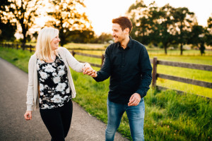 Völlig losgelöst Engagementshoot bei Sonnenuntergang locker entspannt lustig verliebt Coupleshoot Inka Englisch Photography Kassel 2017 Paarshooting Verlobung Hochzeitsfotograf Kassel Wiesbaden Hochzeit Loveshoot Liebe Lifestyle