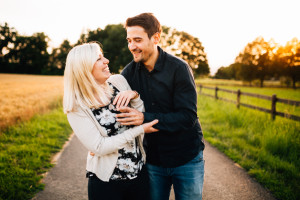 Völlig losgelöst Engagementshoot bei Sonnenuntergang locker entspannt lustig verliebt Coupleshoot Inka Englisch Photography Kassel 2017 Paarshooting Verlobung Hochzeitsfotograf Kassel Wiesbaden Hochzeit Loveshoot Liebe Lifestyle