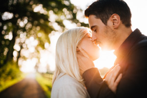 Völlig losgelöst Engagementshoot bei Sonnenuntergang locker entspannt lustig verliebt Coupleshoot Inka Englisch Photography Kassel 2017 Paarshooting Verlobung Hochzeitsfotograf Kassel Wiesbaden Hochzeit Loveshoot Liebe Lifestyle