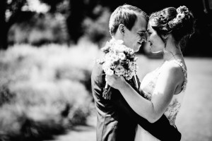 Hochzeitsfotograf Kassel Bad Driburg Frankfurt Hannover Wiesbaden Inka Englisch Photography Regenhochzeit Hochzeit im Gräflichen Park Bad Driburg Golfcaddy Brautpaar Braut Bräutigam