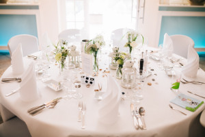 Maritime Hochzeit in der Traumkulisse Hoher Darsberg Hochzeitsfotograf-Kassel Frankfurt Wiesbaden Hoher Darsberg Inka Englisch Photography Hochzeitsreportage Storytelling Tischdeko
