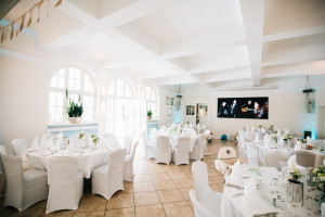 Maritime Hochzeit in der Traumkulisse Hoher Darsberg Hochzeitsfotograf-Kassel Frankfurt Wiesbaden Hoher Darsberg Inka Englisch Photography Hochzeitsreportage Storytelling Tischdeko Saal