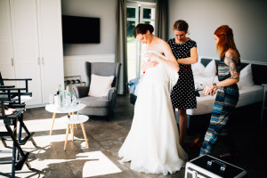 Maritime Hochzeit in der Traumkulisse Hoher Darsberg Hochzeitsfotograf-Kassel Frankfurt Wiesbaden Hoher Darsberg Inka Englisch Photography Hochzeitsreportage Storytelling Getting Ready Hochzeit mit Kind