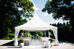 Maritime Hochzeit in der Traumkulisse Hoher Darsberg Hochzeitsfotograf-Kassel Frankfurt Wiesbaden Hoher Darsberg Inka Englisch Photography Hochzeitsreportage Storytelling Trauung unter freiem Himmel Pavillon freie Trauung
