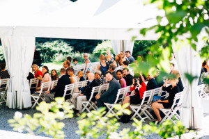 Maritime Hochzeit in der Traumkulisse Hoher Darsberg Hochzeitsfotograf-Kassel Frankfurt Wiesbaden Hoher Darsberg Inka Englisch Photography Hochzeitsreportage Storytelling Trauung unter freiem Himmel outdoor freie Trauung Pavillon Zelt