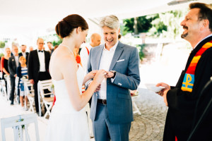 Maritime Hochzeit in der Traumkulisse Hoher Darsberg Hochzeitsfotograf-Kassel Frankfurt Wiesbaden Hoher Darsberg Inka Englisch Photography Hochzeitsreportage Storytelling Trauung unter freiem Himmel outdoor freie Trauung Pavillon Zelt