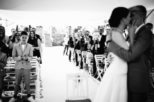 Maritime Hochzeit in der Traumkulisse Hoher Darsberg Hochzeitsfotograf-Kassel Frankfurt Wiesbaden Hoher Darsberg Inka Englisch Photography Hochzeitsreportage Storytelling Trauung unter freiem Himmel outdoor freie Trauung Pavillon Zelt