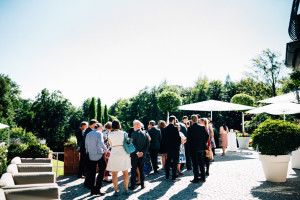 Maritime Hochzeit in der Traumkulisse Hoher Darsberg Hochzeitsfotograf-Kassel Frankfurt Wiesbaden Hoher Darsberg Inka Englisch Photography Hochzeitsreportage Storytelling Sektempfang Häppchen Gratulationen