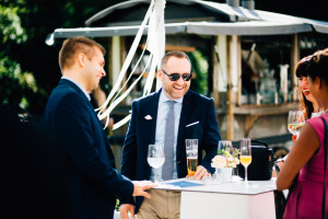 Maritime Hochzeit in der Traumkulisse Hoher Darsberg Hochzeitsfotograf-Kassel Frankfurt Wiesbaden Hoher Darsberg Inka Englisch Photography Hochzeitsreportage Storytelling Sektempfang Häppchen Gratulationen