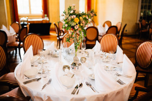 Elegantes Glück im Staatsbad Bad Brückenau Hochzeitsfotograf Staatsbad Bad Brückenau Hochzeit Kassel Reportage Storytelling Inka Englisch Photography Tischdeko