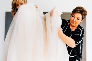 Elegantes Glück im Staatsbad Bad Brückenau Hochzeitsfotograf Staatsbad Bad Brückenau Hochzeit Kassel Reportage Storytelling Inka Englisch Photography Villa Schwan Getting Ready