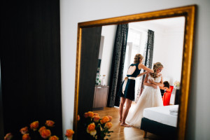 Elegantes Glück im Staatsbad Bad Brückenau Hochzeitsfotograf Staatsbad Bad Brückenau Hochzeit Kassel Reportage Storytelling Inka Englisch Photography Villa Schwan Getting Ready
