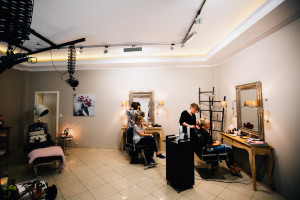Elegantes Glück im Staatsbad Bad Brückenau Hochzeitsfotograf Staatsbad Bad Brückenau Hochzeit Kassel Reportage Storytelling Inka Englisch Photography Friseur Kehm