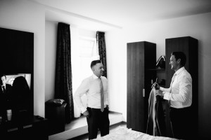 Elegantes Glück im Staatsbad Bad Brückenau Hochzeitsfotograf Staatsbad Bad Brückenau Hochzeit Kassel Reportage Storytelling Inka Englisch Photography Villa Schwan Getting Ready