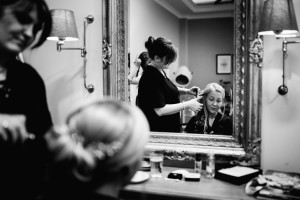 Elegantes Glück im Staatsbad Bad Brückenau Hochzeitsfotograf Staatsbad Bad Brückenau Hochzeit Kassel Reportage Storytelling Inka Englisch Photography Friseur Kehm