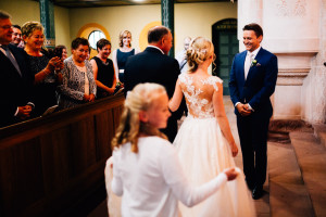 Elegantes Glück im Staatsbad Bad Brückenau Hochzeitsfotograf Staatsbad Bad Brückenau Hochzeit Kassel Reportage Storytelling Inka Englisch Photography Kirche