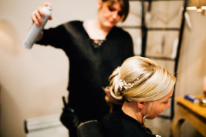 Elegantes Glück im Staatsbad Bad Brückenau Hochzeitsfotograf Staatsbad Bad Brückenau Hochzeit Kassel Reportage Storytelling Inka Englisch Photography Friseur Kehm