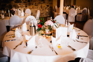 Freie Hochzeit im Kloster Haydau Hochzeitsfotografie Kassel Morschen Hochzeitsfotograf Wedding Photographer Ganztagesreportage Tischdeko