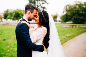 Von Norwegen nach Kassel, um zu heiraten Hochzeitsfotograf Kassel Bergpark WilhelmshöheOrangerie Inka Englisch Photography Hochzeitsreportage Aue Wedding Photographer Lifestyle Storytelling Schlosskapelle Herbst Portraits Brautpaar Shooting