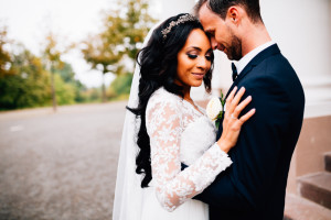 Von Norwegen nach Kassel, um zu heiraten Hochzeitsfotograf Kassel Bergpark WilhelmshöheOrangerie Inka Englisch Photography Hochzeitsreportage Aue Wedding Photographer Lifestyle Storytelling Schlosskapelle Herbst Portraits Brautpaar Shooting