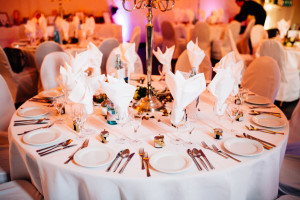 Von Norwegen nach Kassel, um zu heiraten Hochzeitsfotograf Kassel Bergpark WilhelmshöheOrangerie Inka Englisch Photography Hochzeitsreportage Aue Wedding Photographer Lifestyle Storytelling Schlosskapelle Herbst Portraits Brautpaar Orangerie Feier Deko Tischdeko