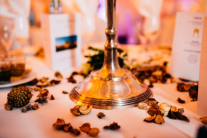 Von Norwegen nach Kassel, um zu heiraten Hochzeitsfotograf Kassel Bergpark WilhelmshöheOrangerie Inka Englisch Photography Hochzeitsreportage Aue Wedding Photographer Lifestyle Storytelling Schlosskapelle Herbst Portraits Brautpaar Orangerie Feier Deko Tischdeko