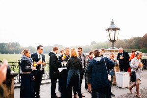 Von Norwegen nach Kassel, um zu heiraten Hochzeitsfotograf Kassel Bergpark WilhelmshöheOrangerie Inka Englisch Photography Hochzeitsreportage Aue Wedding Photographer Lifestyle Storytelling Schlosskapelle Herbst Portraits Brautpaar Orangerie Feier Empfang