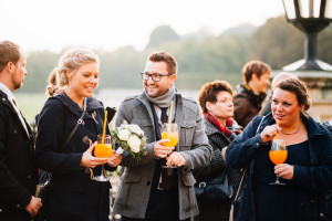 Von Norwegen nach Kassel, um zu heiraten Hochzeitsfotograf Kassel Bergpark WilhelmshöheOrangerie Inka Englisch Photography Hochzeitsreportage Aue Wedding Photographer Lifestyle Storytelling Schlosskapelle Herbst Portraits Brautpaar Orangerie Feier Empfang