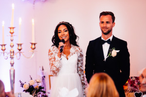 Von Norwegen nach Kassel, um zu heiraten Hochzeitsfotograf Kassel Bergpark WilhelmshöheOrangerie Inka Englisch Photography Hochzeitsreportage Aue Wedding Photographer Lifestyle Storytelling Schlosskapelle Herbst Portraits Brautpaar Orangerie Feier Empfang