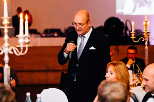Von Norwegen nach Kassel, um zu heiraten Hochzeitsfotograf Kassel Bergpark WilhelmshöheOrangerie Inka Englisch Photography Hochzeitsreportage Aue Wedding Photographer Lifestyle Storytelling Schlosskapelle Herbst Portraits Brautpaar Orangerie Feier