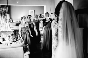 Von Norwegen nach Kassel, um zu heiraten Hochzeitsfotograf Kassel Orangerie Inka Englisch Photography Hochzeitsreportage Aue Wedding Photographer Lifestyle Storytelling Getting Ready Brautjungfern