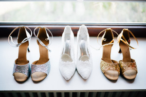 Von Norwegen nach Kassel, um zu heiraten Hochzeitsfotograf Kassel Orangerie Inka Englisch Photography Hochzeitsreportage Aue Wedding Photographer Lifestyle Storytelling Getting Ready Schuhe