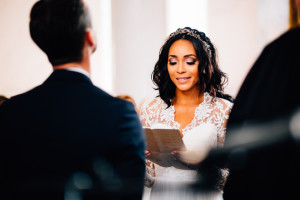 Von Norwegen nach Kassel, um zu heiraten Hochzeitsfotograf Kassel Bergpark WilhelmshöheOrangerie Inka Englisch Photography Hochzeitsreportage Aue Wedding Photographer Lifestyle Storytelling Schlosskapelle Zeremonie Trauung